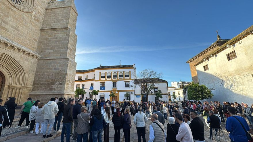 Expectación a las puertas de Santa Marina.