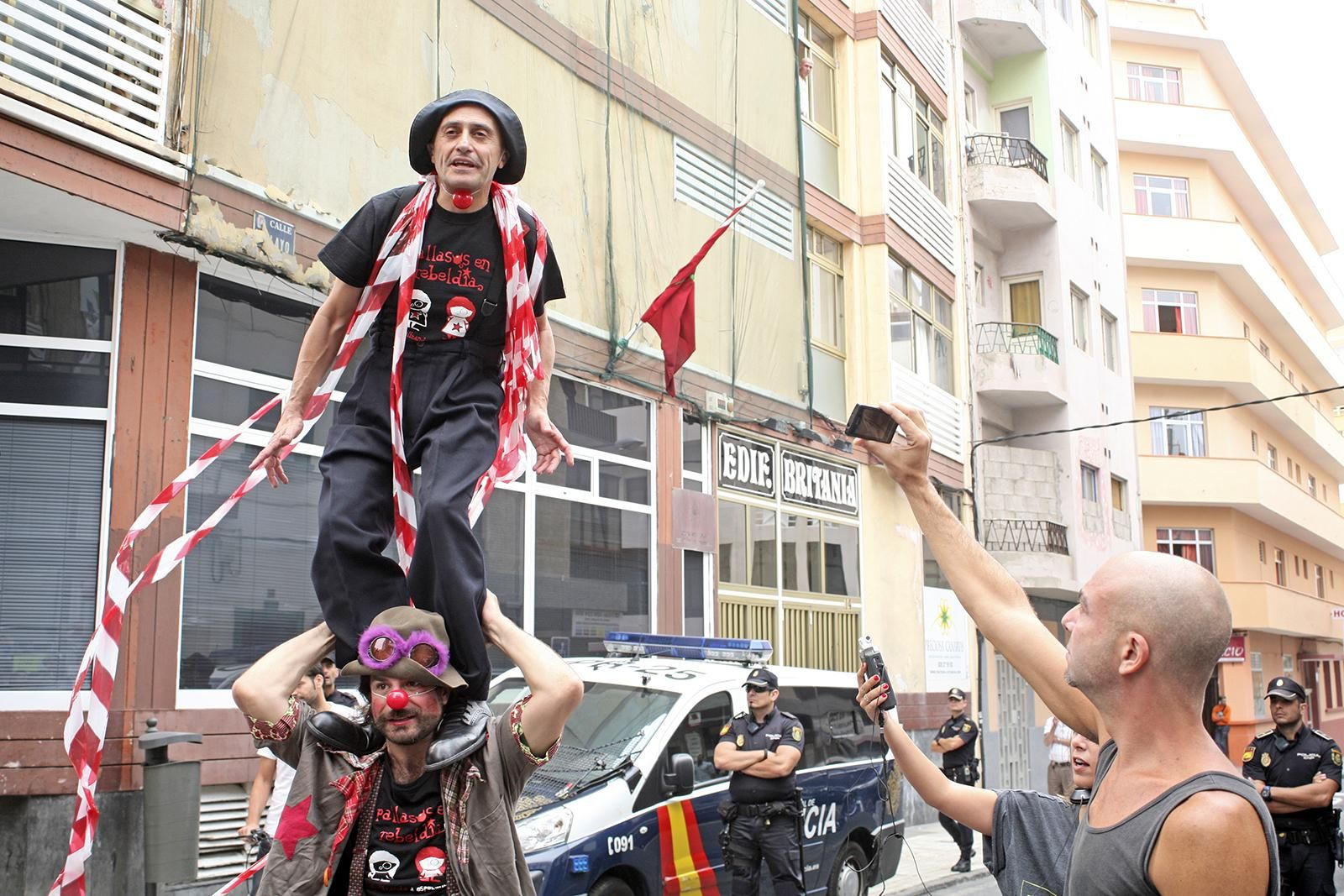 Performance frente al Consulado de Marruecos de Pallasos en Rebeldía (ALEJANDRO RAMOS)