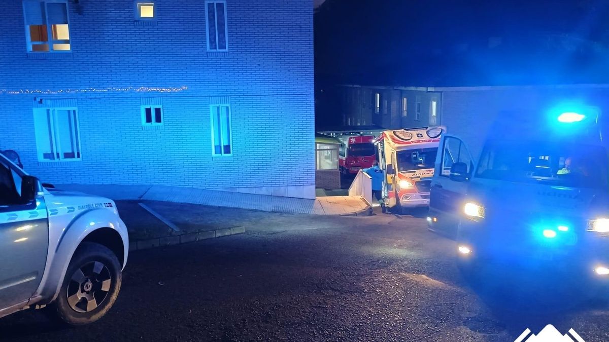 Los equipos de emergencia, en La Barganiza, donde esta pasada madrugada se originó un incendio en una residencia de la tercera edad.