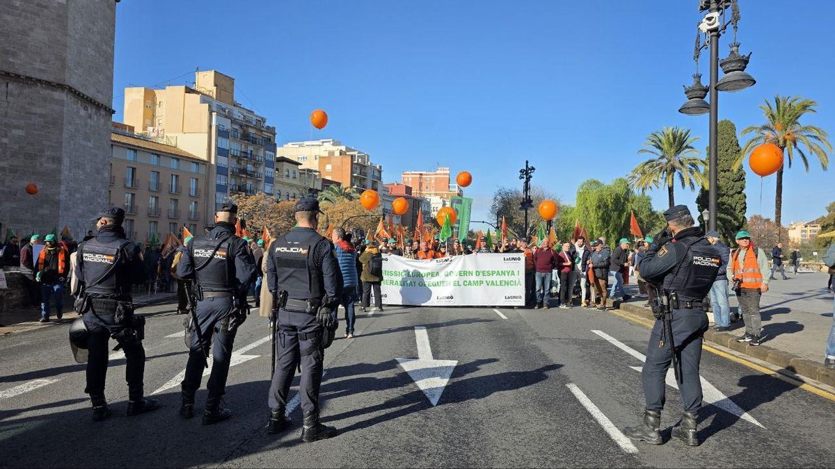 Medio centenar de tractores y agricultores recorren València contra el "ahogo" al campo