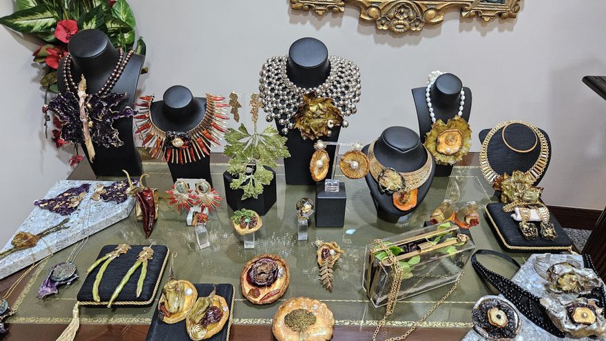 Las verduras convertidas en joyas: pendientes de pimientos y collares de alcachofas