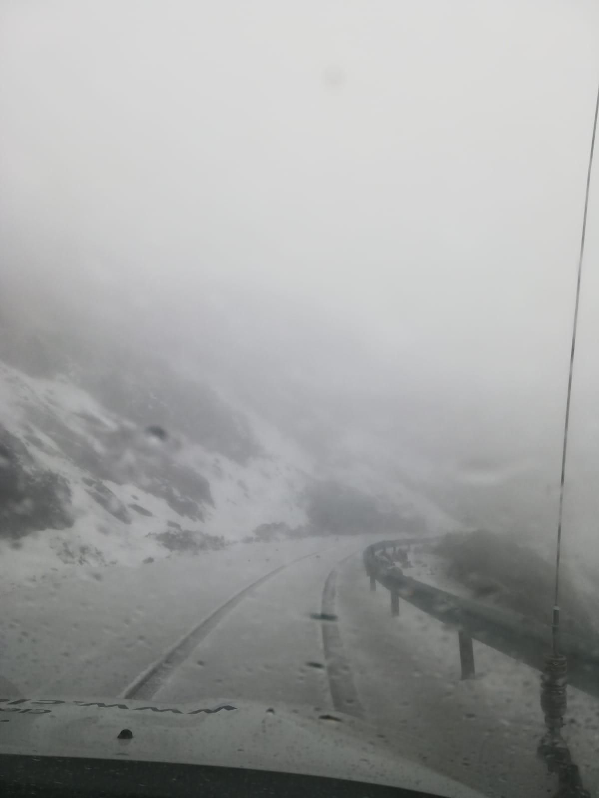 Carretera al Roque de Los Muchacho y entorno cubierto de nieve, este lunes (Foto: ANA BEA)