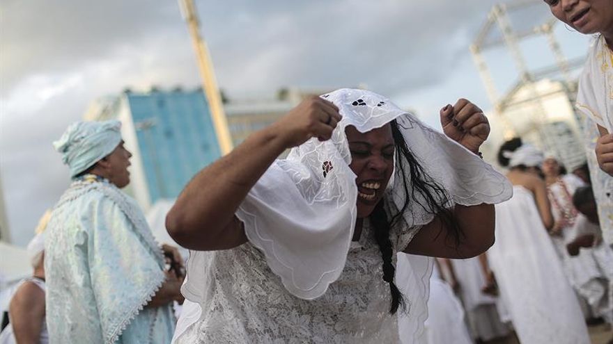 Los fieles de Iemanjá cumplen su cita anual con la diosa del mar en Río