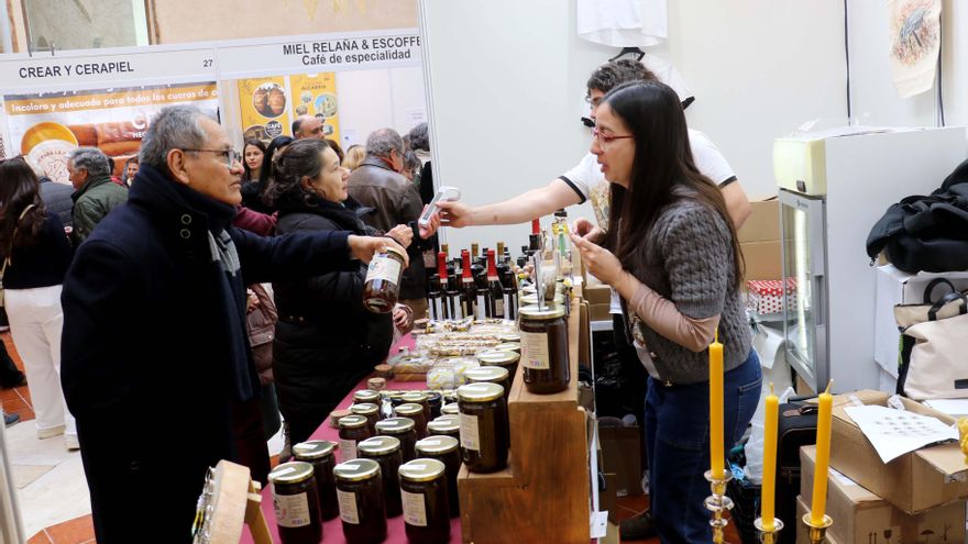 Casi 5.000 personas han pasado por la Feria Apícola de Pastrana a pesar de la lluvia y el frío