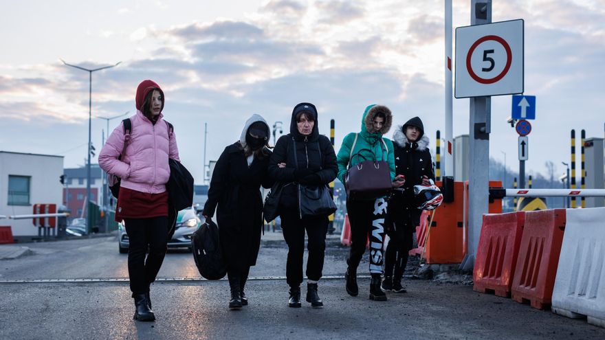 Refugiados ucranianos llegan al paso fronterizo de Medyka, a 27 de febrero de 2022, en Przemysl, Subcarpacia, (Polonia).