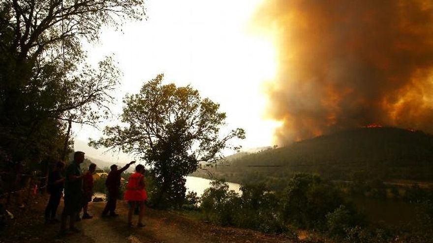 Incendio entre las localidades limítrofes de Castilla y León de Puente Domingo Flórez, y de Galicia de San Xusto de Carballeda. // César Sánchez / ICAL