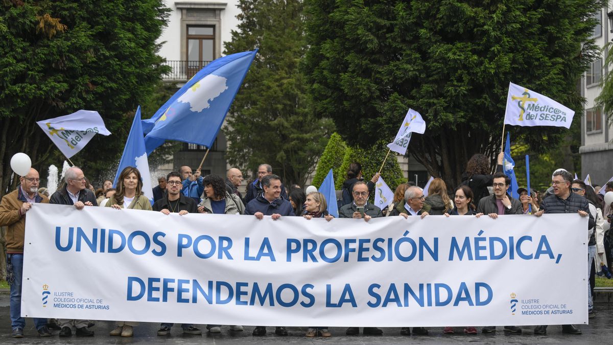 Una gran pancarta abría la manifestación en Oviedo por la dignificación de la profesión médica y la mejora de las condiciones de sus profesionales.