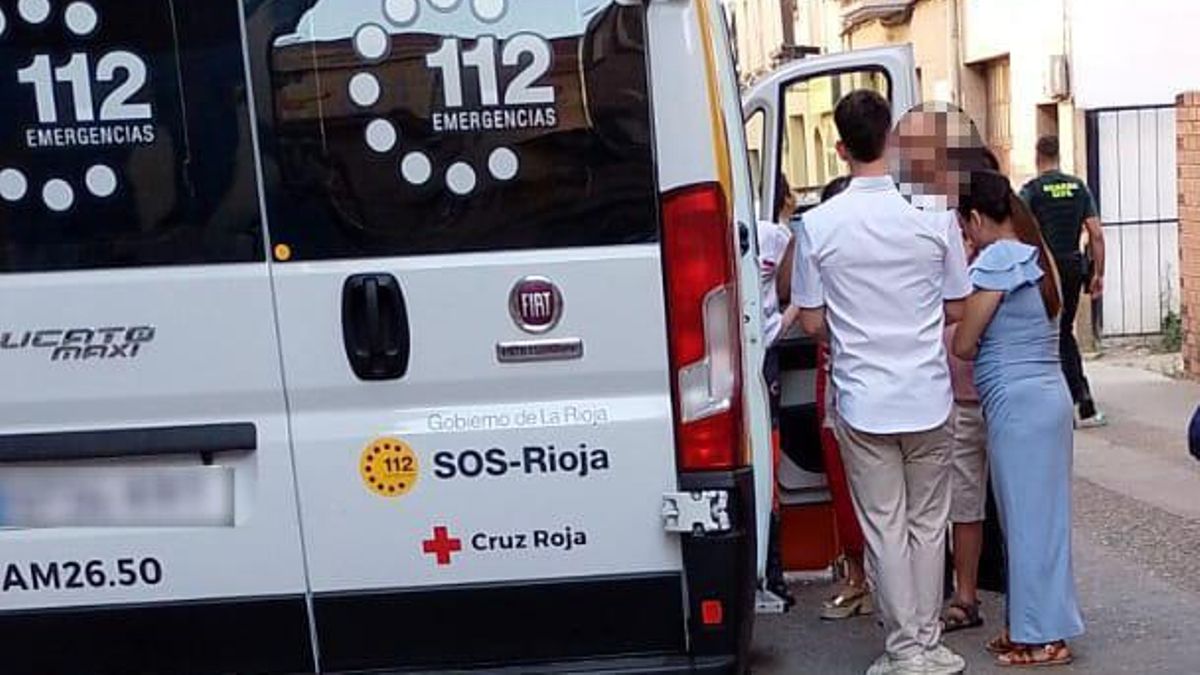 Ambulancia en Lardero atendiendo al herido en el encierro