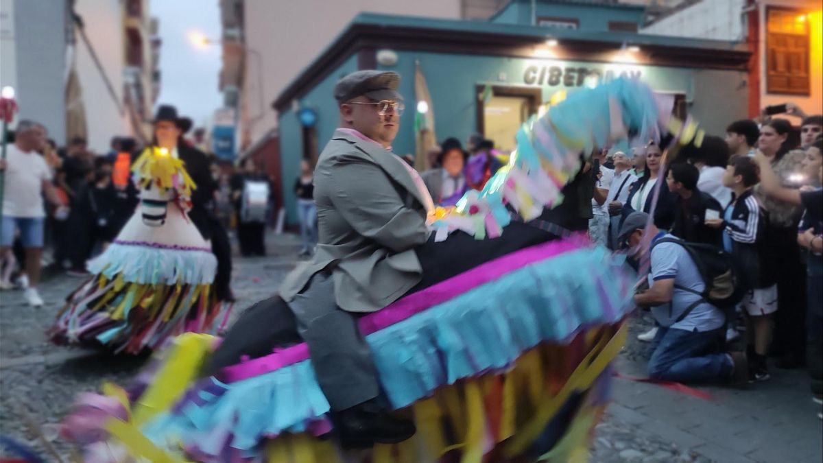 Imagen de archivo. Más de 400 personas, entre colectivos y bandas de músicas, participarán en una cabalgata en la que se integrarán los Caballos Fuscos (Los Quemados, Fuencaliente), Caballos Fufos y Gigantes de la Morena (Villa y Puerto de Tazacorte), Viejas Caballotas (Los Llanos de Aridane),  entre otros.