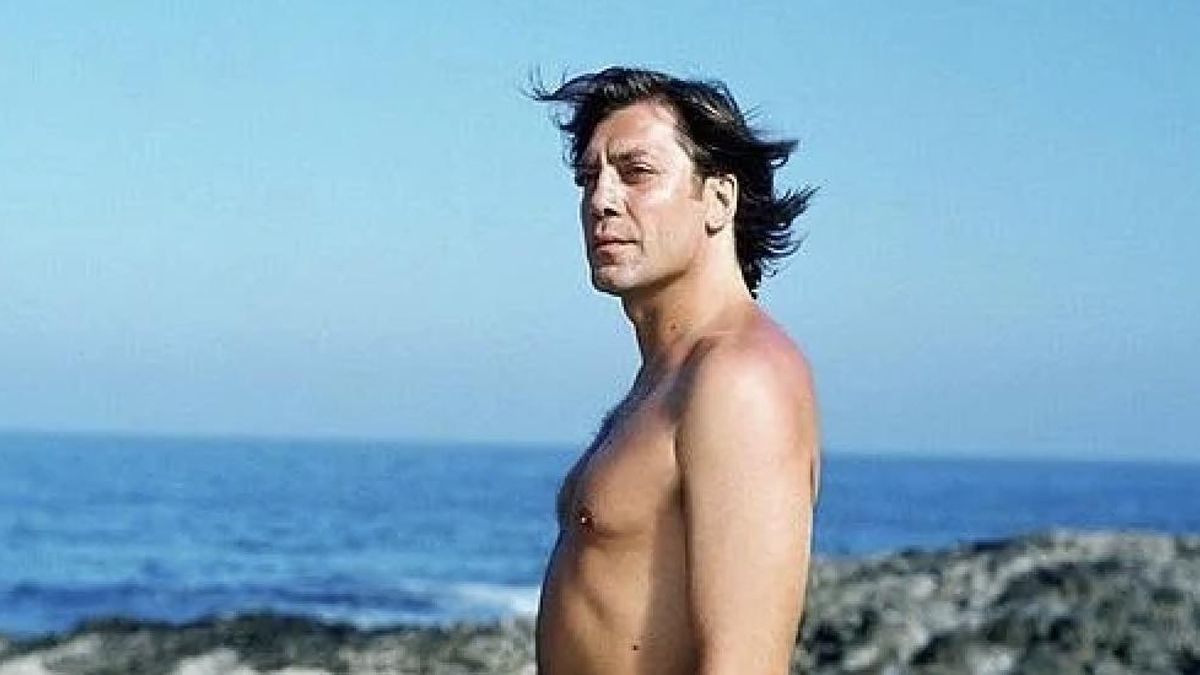 Javier Bardem, durante una escena grabada en la playa de As Furnas en Porto do Son, A Coruña