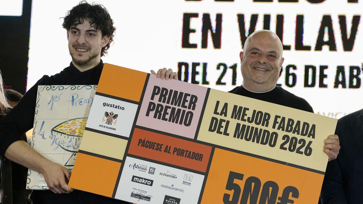 Los flamantes ganadores del título a 'La mejor fabada del mundo 2026', que recayó en la sidrería Río Astur, de Gijón/Xixón.