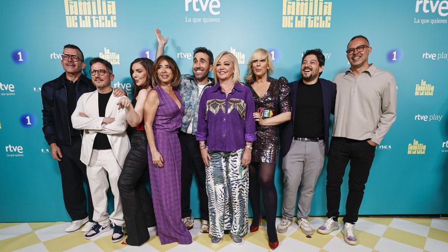 'La familia de la tele' se rie de su mala suerte para estrenar y lo hará el 5 de mayo