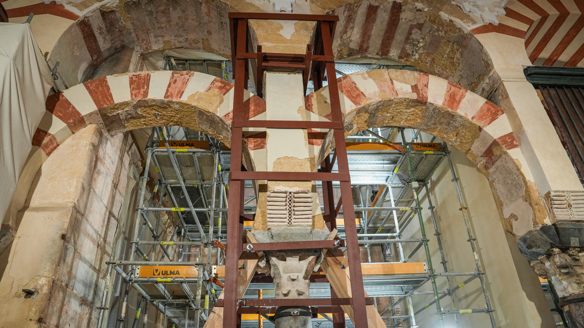 Visita a la zona afectada por el incendio del pasado 8 de agosto y comprueban el estado de los trabajos de restauración en la Mezquita-Catedral