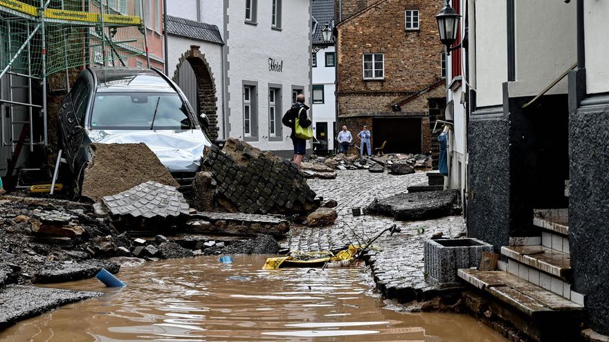 Calles destruidas por la inundación en Bad Muenstereifel, Alemania.