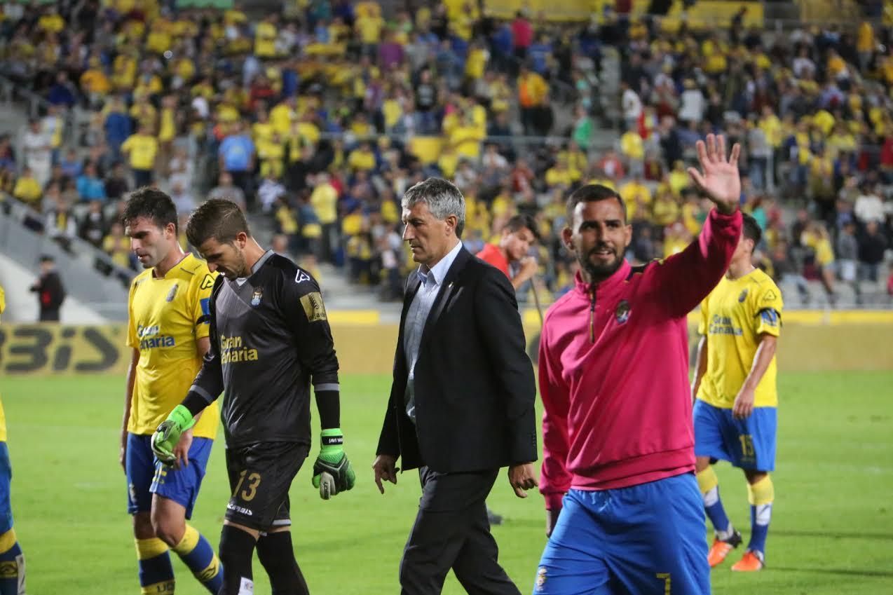 Nauzet Alemán saluda a los aficionados.