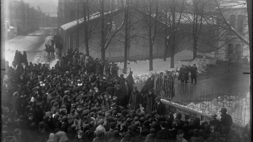 Colas en la entrada del Teatro Circo (por Florida) en 1919