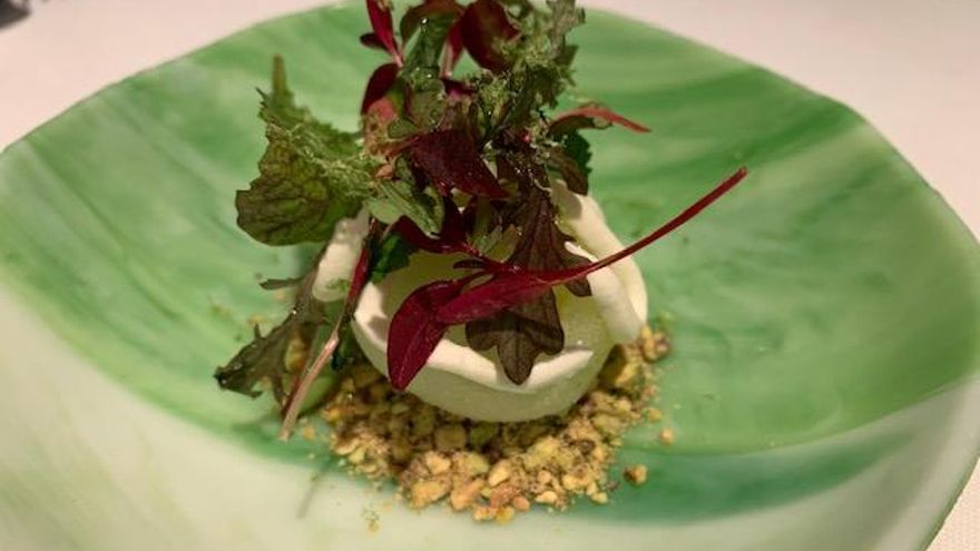 Helado de estragón con hierbas y pistachos