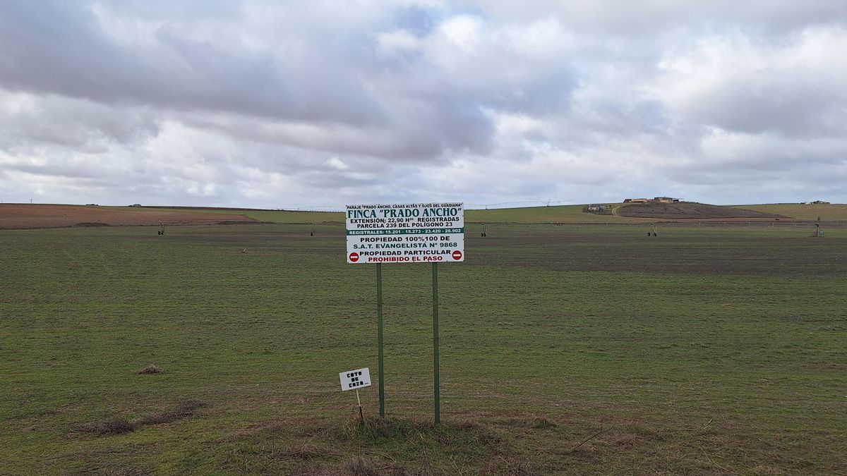 El cartel del ST Evangelista instalado en los Ojos del Guadiana.
