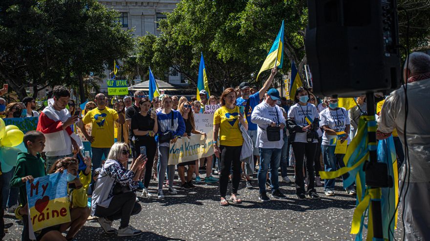 Un instante de la concentración de ucranianos en Tenerife