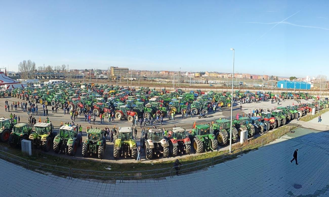 Concentración de tractores en el aparcamiento del Estadio Reino de León.