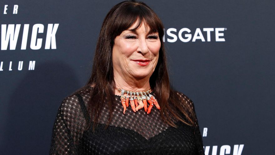 Anjelica Huston revela que enfrentó una "lucha contra el cáncer" hace seis años