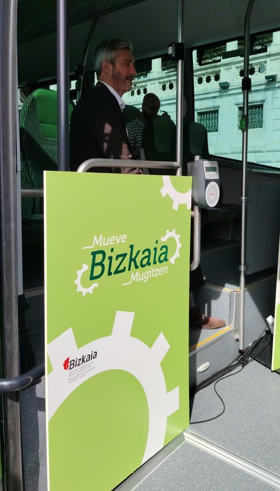 'Mueve Bizkaia Mugitzen' es el lema de la campaña para modernizar el transporte público de Bizkaia.