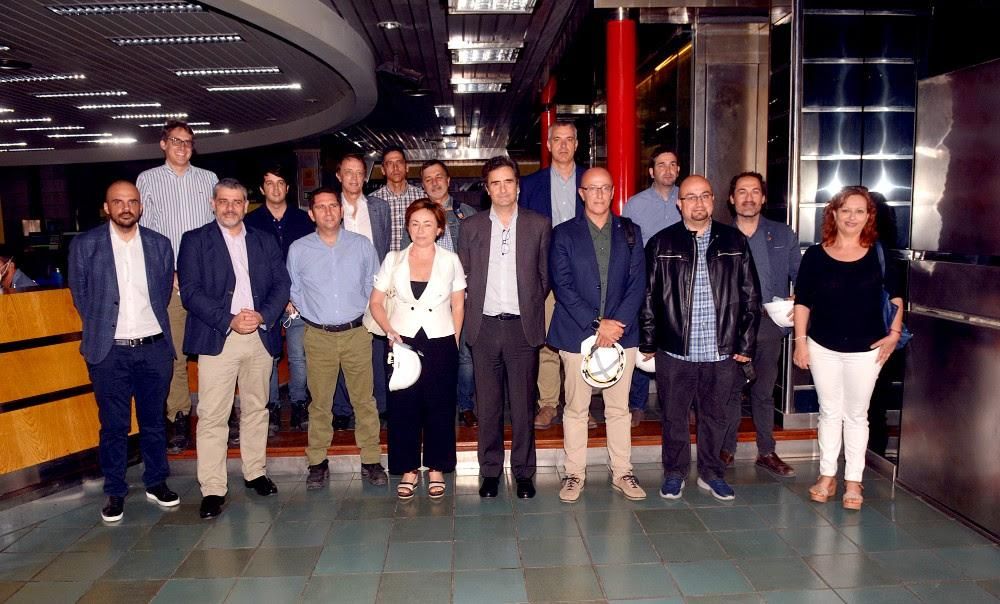 Foto de familia con la rectora de la ULL, Rosa Aguilar.