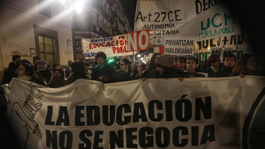 Decenas de personas durante la manifestación universitaria por la educación pública, a 27 de noviembre de 2025, en Madrid (España).