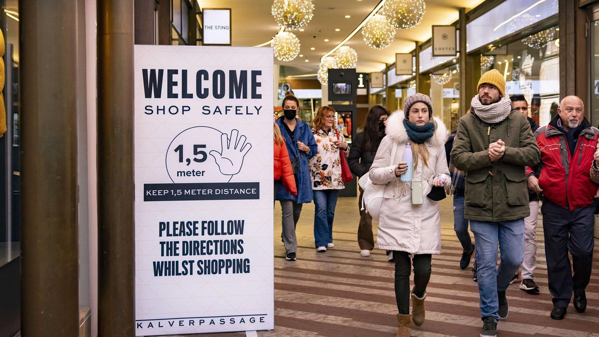 People shopping at the center of the capital in Amsterdam, Netherlands, 24 November 2021. The cabinet has introduced anti-covid19 measures to fight against the increasing number of covid-19 cases. (Países Bajos; Holanda)