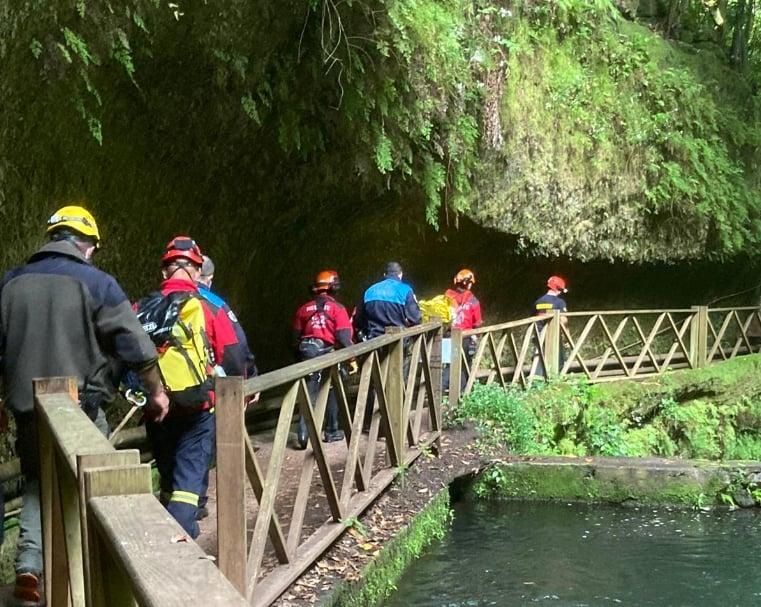 Otro momento del traslado del herido. BOMBEROS LA PALMA