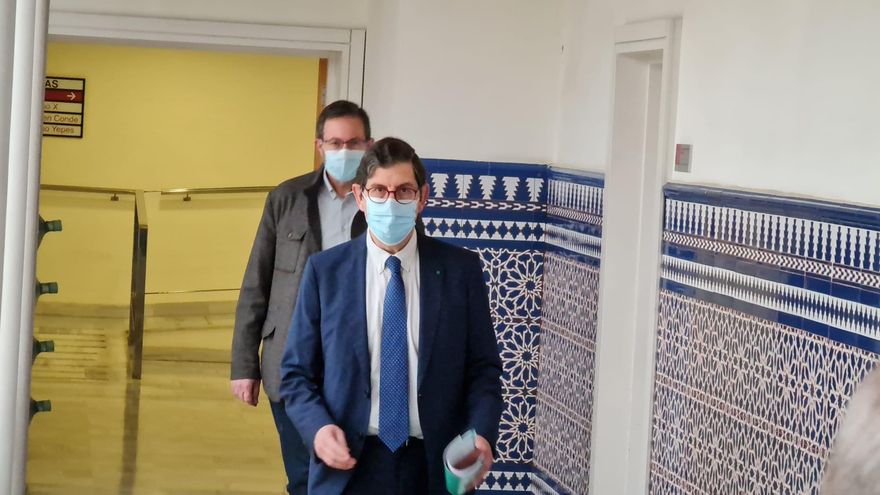 Los diputados murcianos tienen tres horas y media para analizar la lista de 80.000 vacunados