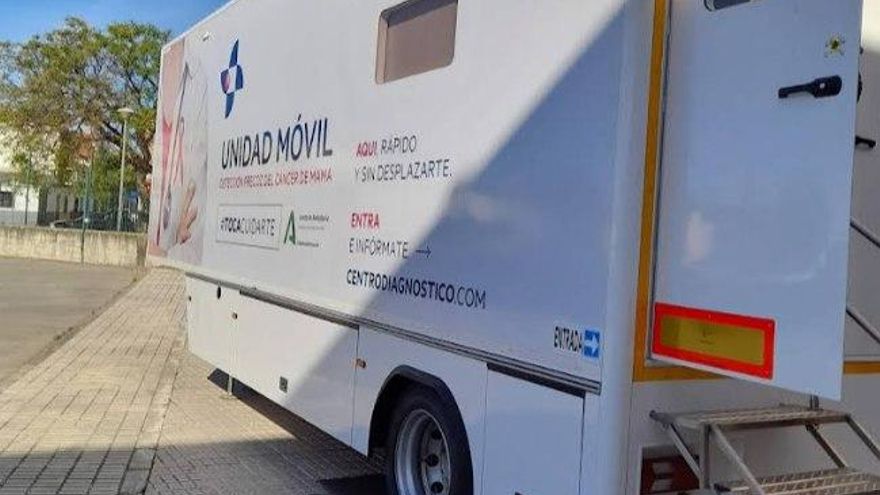Andalucía subcontrata una clínica privada para hacer mamografías dentro de remolques frente a sus centros de salud