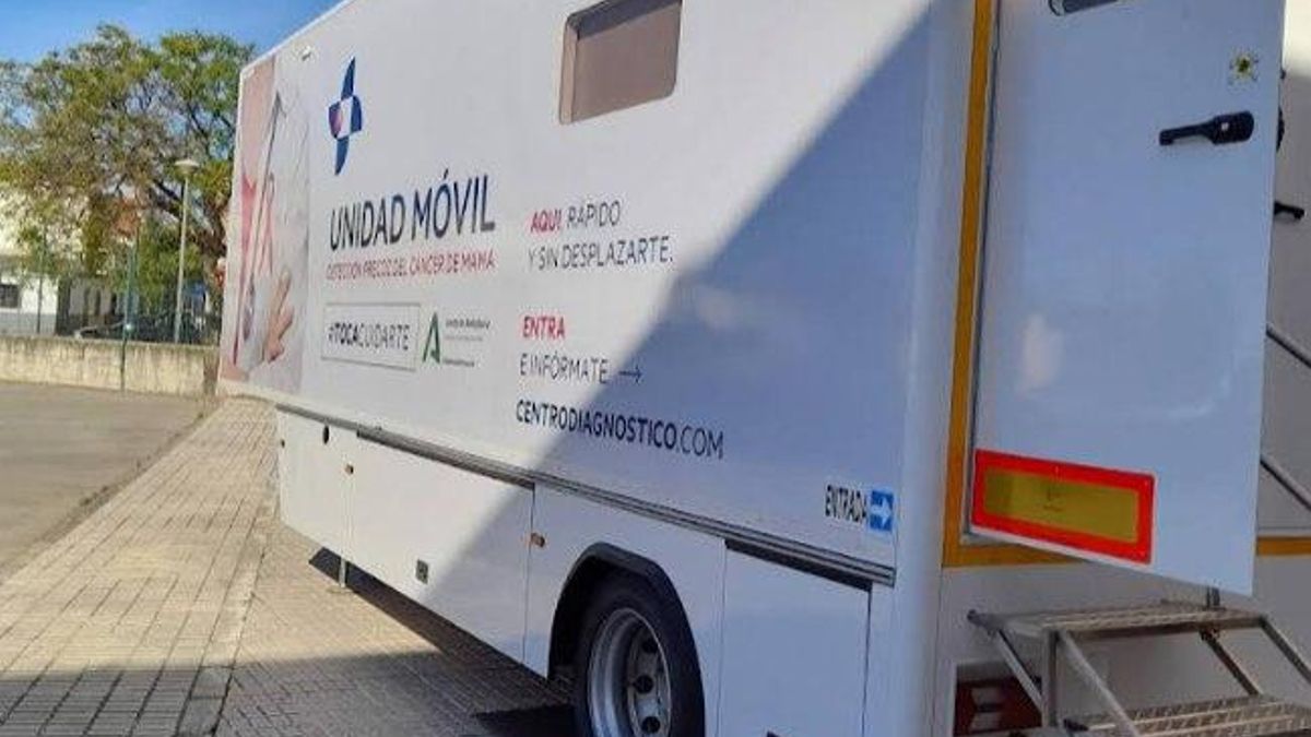 Andalucía subcontrata una clínica privada para hacer mamografías dentro de remolques frente a sus centros de salud