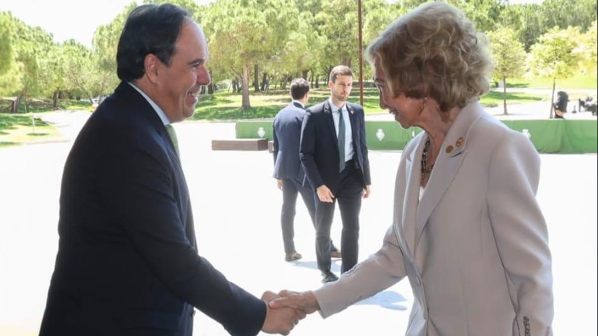 La foto oficial de Pérez Llorca y la reina Sofía que esconde las protestas de los docentes valencianos
