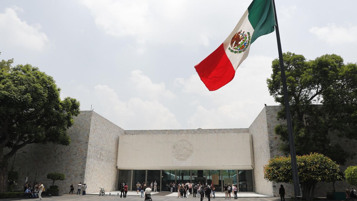 Varias personas acceden, ayer miércoles, al Museo Nacional de Antropología de México. 