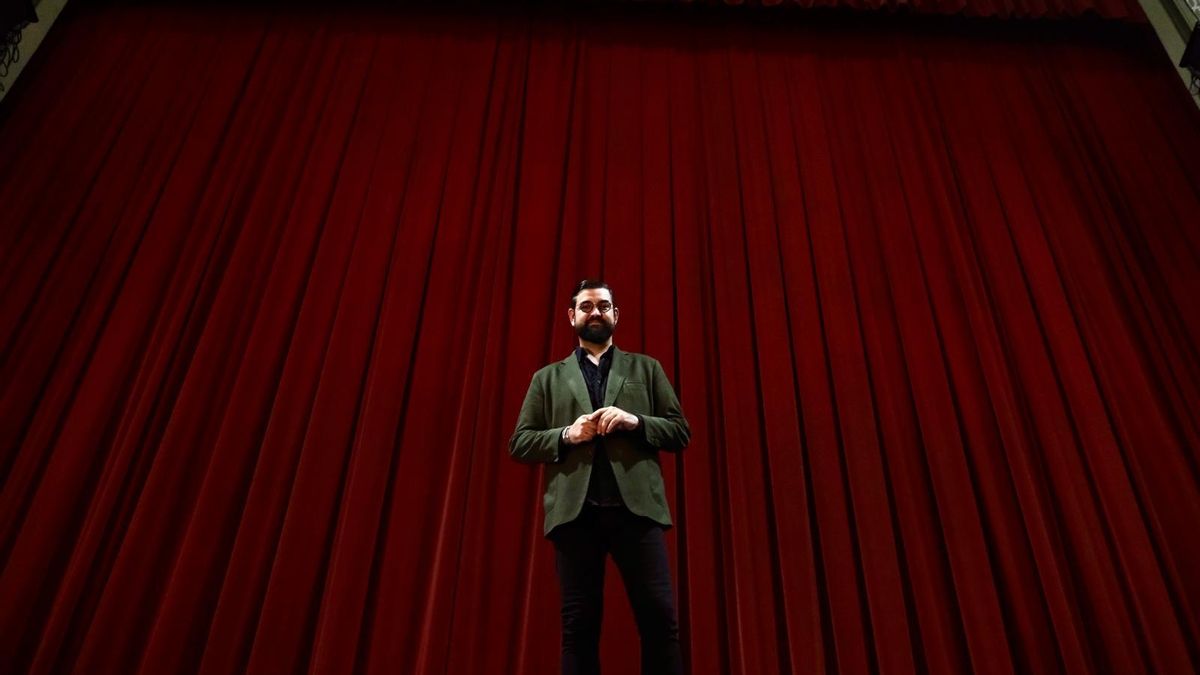 Manu Sánchez, a punto de levantar el telón para una actuación.