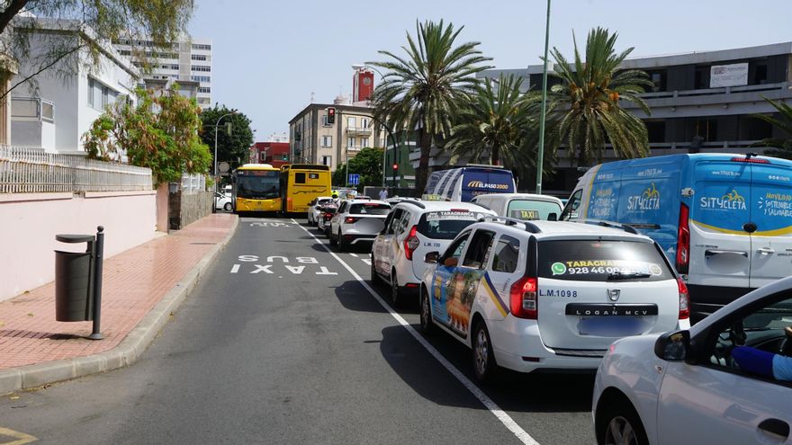 Calle Pio XII de Las Palmas de Gran Canaria, colapsada este lunes, tras el cierre de la GC-3 por obras en el viaducto del Guiniguada.