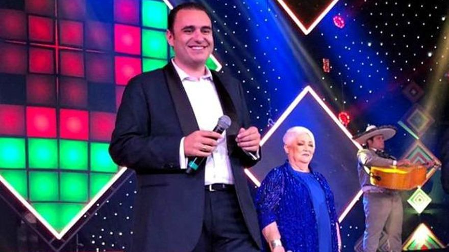 González Robles en una actuación junto a Mocedades.