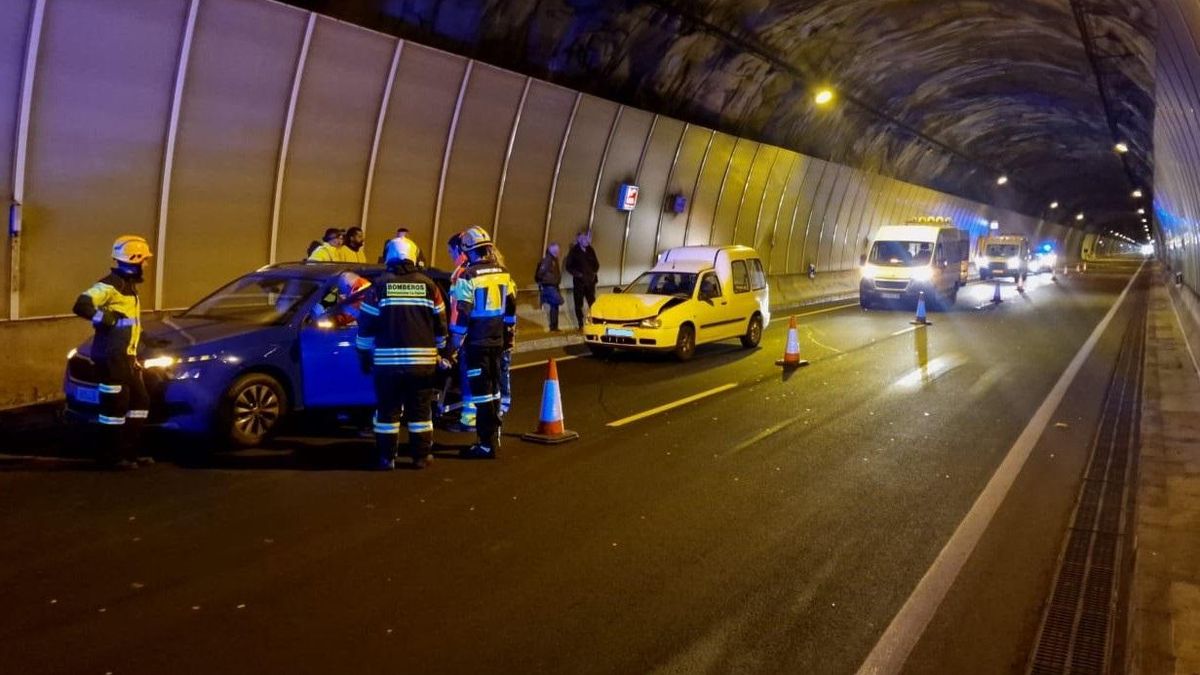 Equipos de emergencias junto a dos de los vehículos accidentados en el interior de Túnel Nuevo de la carretera de La Cumbre (LP-3) en la mañana de este martes.