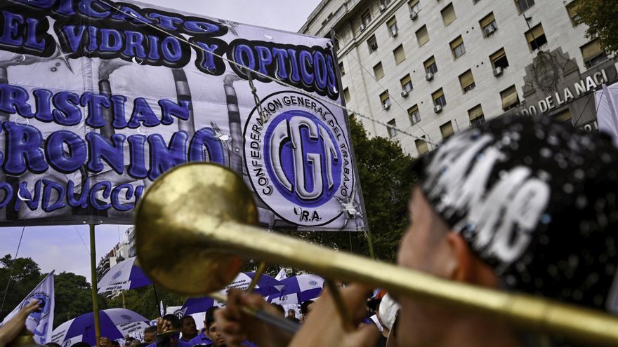 La CGT advirtió que "no permanecerá en silencio" ante el DNU que limita las huelgas