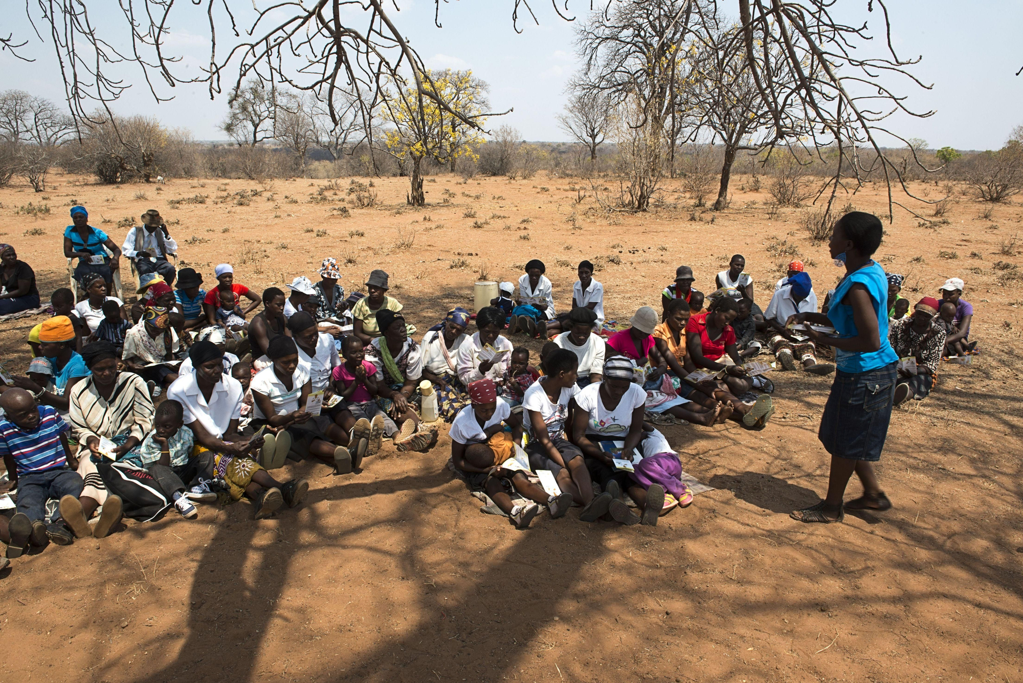 Toni Moyo, líder de grupo de apoyo a mujeres en Tsholotsho, tiene 35 años y dos hijos. Vive en Manxibana (Zimbabwe) y lleva 5 años como ‘madre tutora’ asesorando a las madres seropositivas para que acepten el VIH y, sobre todo, para que sigan los programas de prevención de la transmisión del virus del VIH de madre a hijo. Fotografía: Pedro Ballesteros