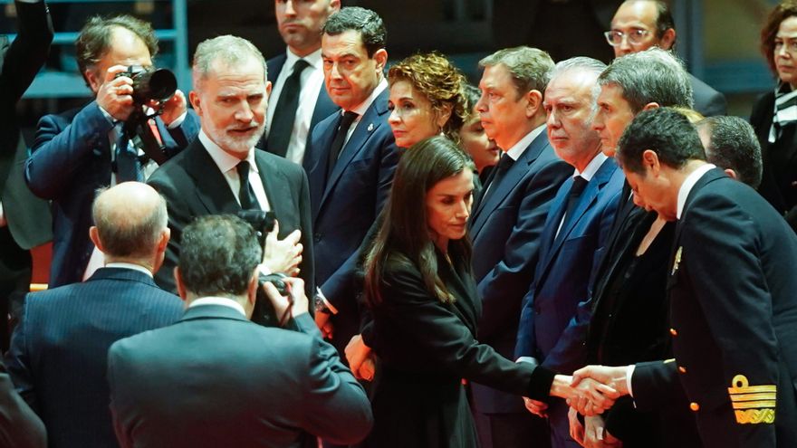 El Rey Felipe VI y la Reina Letizia saludan a las autoridades en la misa funeral celebrada en Huelva en memoria de las 45 personas fallecidas en el accidente ferroviario de Adamuz (Córdoba).
