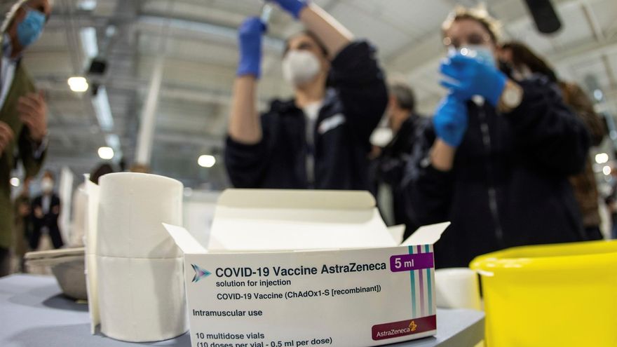 Sanidad decide este martes cómo inmunizará a menores de 60 vacunados con AstraZeneca
