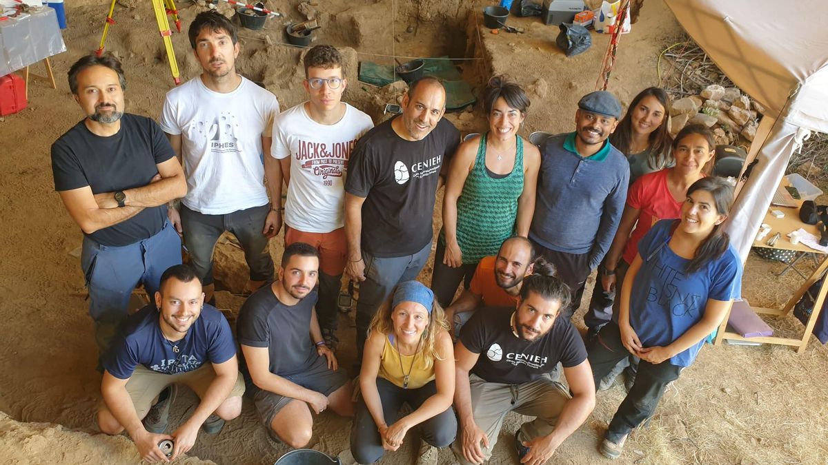 Equipo de investigadores en el Abrigo de la Malia