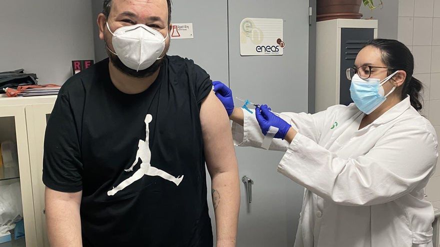 Juan Ramón Amores recibiendo la vacuna contra la COVID-19