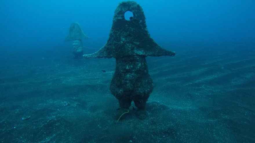 Estudian trasladar las figuras de los enanos submarinos a una zona más accesible para no usar botella de oxígeno