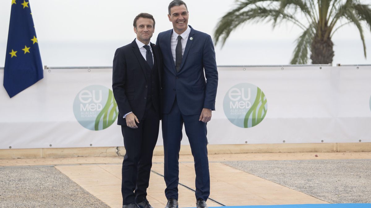 El presidente del Gobierno de España, Pedro Sánchez (d), recibe al presidente de Francia, Emmanuel Macron.