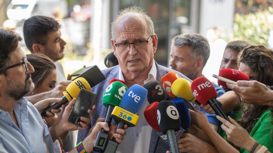 El presidente y cofundador de la Asociación SOS Desaparecidos, Joaquín Amills, durante una reunión con el presidente del PP, Alberto Núñez Fiejóo, en la sede del PP