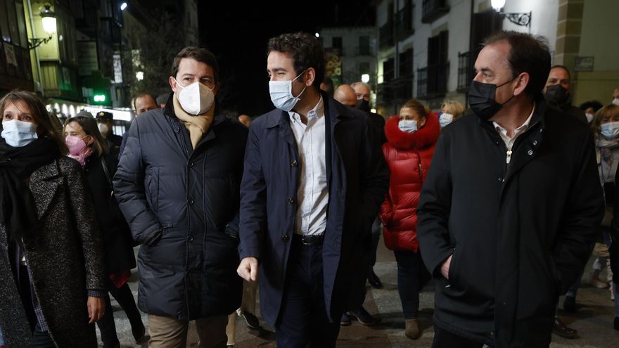 García Egea, en el centro de la imagen, recorre las calles de Soria en compañía de Fernández Mañueco.