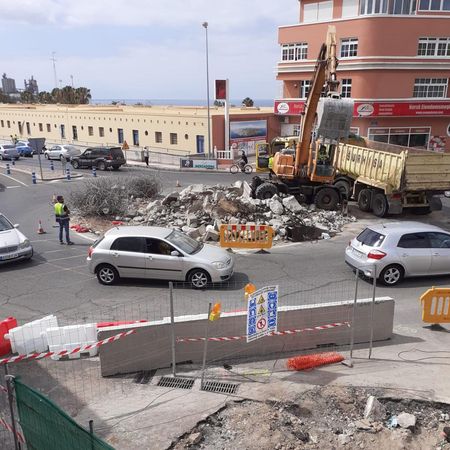 Coches próximos a la zona de obras en Arguineguín, Mogán